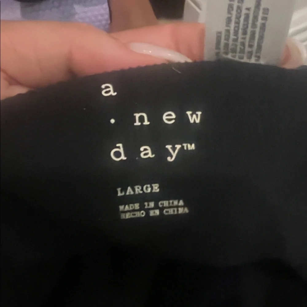 A new day stretchy nylon/spandex v neck long sleeve black top - Picture 4 of 4